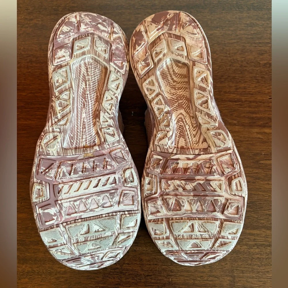 APL TechLoom Wave Running Shoes | 9.5 | Tan/Pink